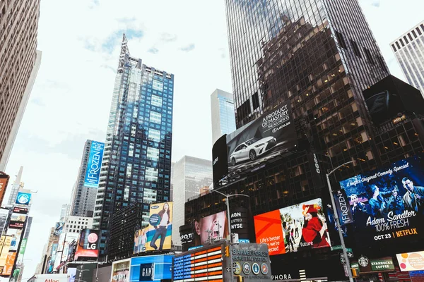TIMES SQUARE, NUEVA YORK, EE.UU. - 8 DE OCTUBRE DE 2018: vista en ángulo bajo de rascacielos y vallas publicitarias en Times Square en Nueva York, EE.UU. - foto de stock