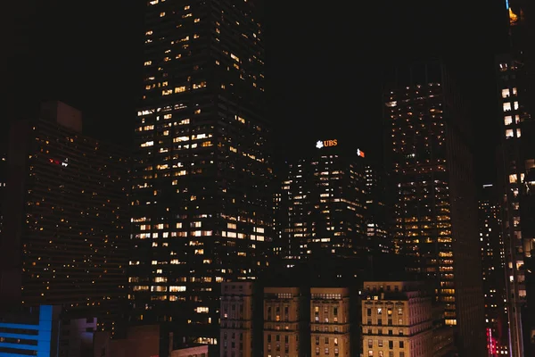 НЬЮ-ЙОРК, США - 8 октября 2018 года: городская сцена с Нью-Йорком ночью, сша — стоковое фото