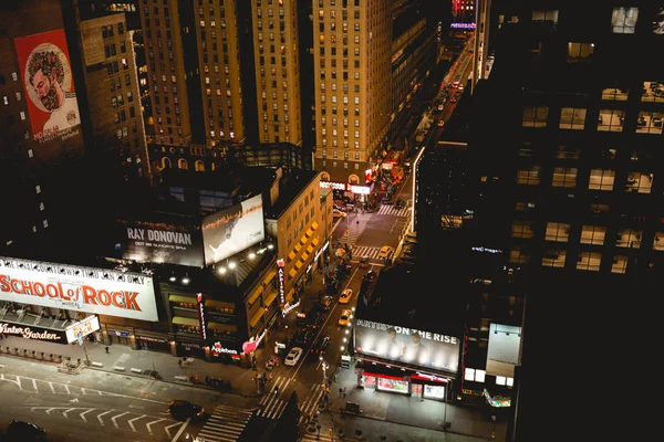 NOVA IORQUE, EUA - OUTUBRO 8, 2018: vista de alto ângulo da rua da cidade de Nova Iorque à noite, EUA — Fotografia de Stock