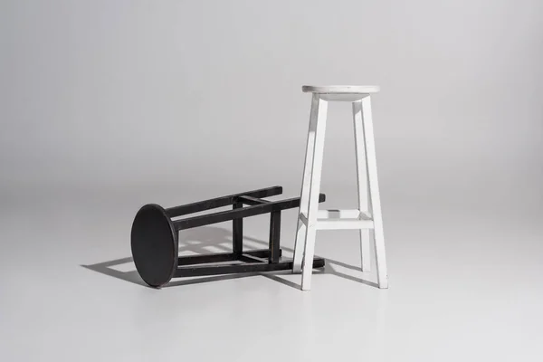 Черно-белые деревянные стулья с тенью на белом — стоковое фото