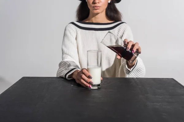 Imagem cortada da menina americana africana em roupas brancas elegantes e chapéu derramando refrigerante no leite no branco — Fotografia de Stock