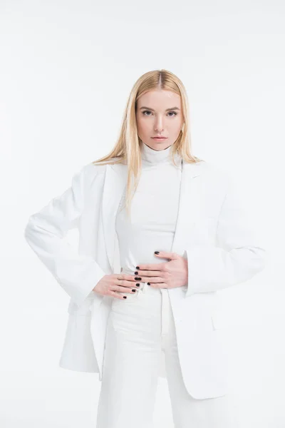 Mulher loira caucasiana atraente na moda roupas brancas tocando estômago e olhando para a câmera isolada no branco — Stock Photo