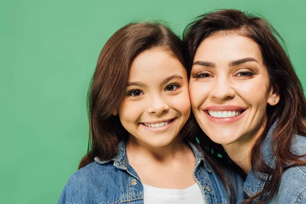 Bella madre e adorabile figlia guardando la fotocamera isolata sul verde — Foto stock