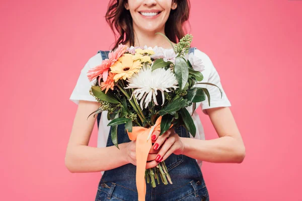 Partial view of woman holding flower bouquet isolated on pink — Stock Photo