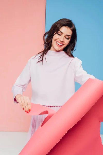 Mulher alegre sorrindo e rasgando papel — Fotografia de Stock