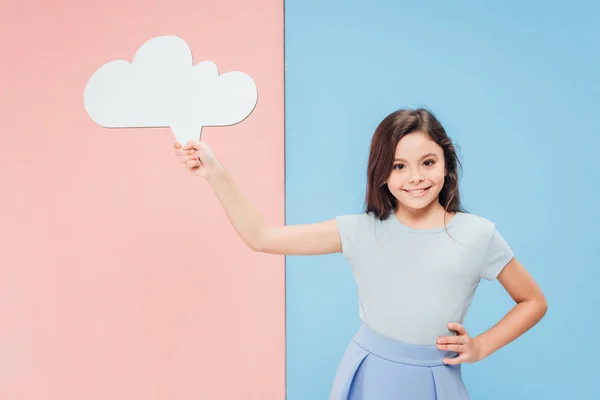 Entzückendes Kind mit Sprechblase und Blick in die Kamera auf blauem und rosa Hintergrund — Stockfoto