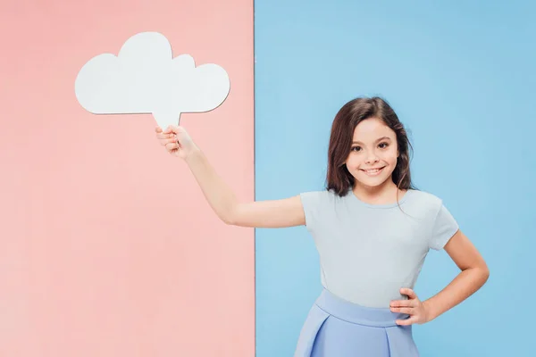 Adorabile bambino tenendo la bolla vocale e guardando la fotocamera su sfondo blu e rosa — Foto stock