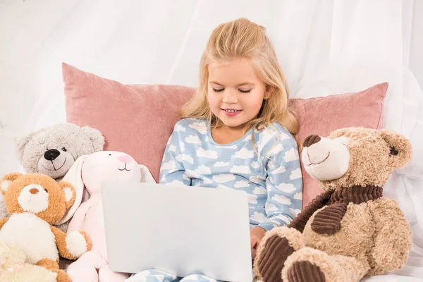 Adorabile bambino guardando cartoni animati a letto — Foto stock