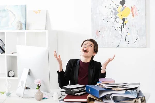 Femme d'affaires en colère gesticuler, crier et regarder en haut dans le bureau — Photo de stock