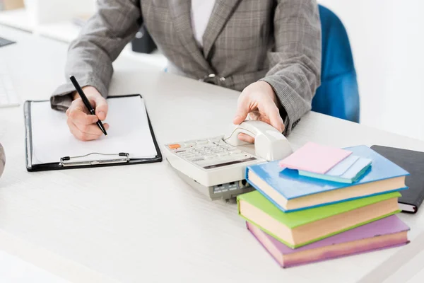 Abgeschnittenes Bild einer Geschäftsfrau, die im Büro am Telefon anruft — Stockfoto