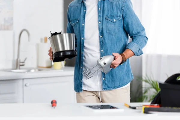 Ausgeschnittener Blick auf Mann mit Elektromixer in Küche — Stockfoto
