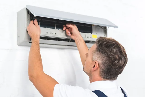 Reparador de la fijación de aire acondicionado en la pared - foto de stock