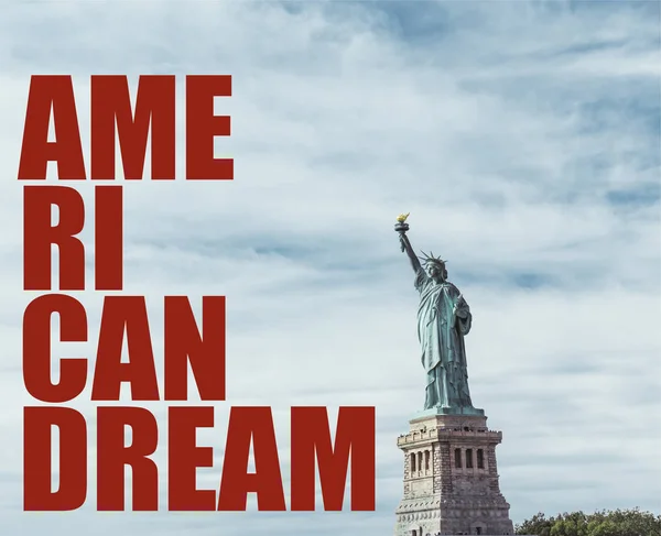 STATUE DE LIBERTÉ, NEW YORK, États-Unis - 8 OCTOBRE 2018 : statue de la liberté à New York sur fond bleu ciel nuageux avec lettrage rouge 