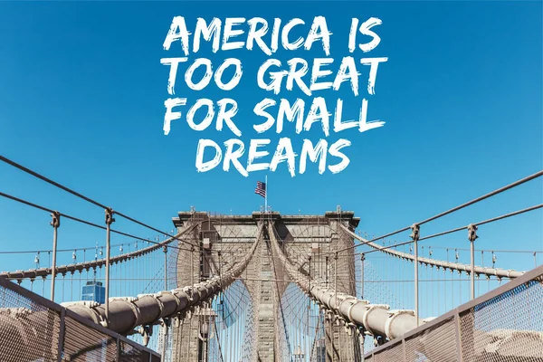 Бруклінський міст з американським прапором на прозорому блакитному фоні неба з написом 