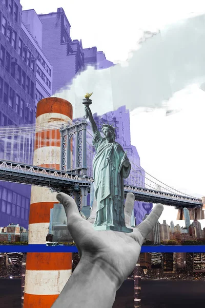 Vista parcial de mano masculina con estatua de la Libertad y la ciudad de Nueva York sobre fondo aislado en blanco - foto de stock