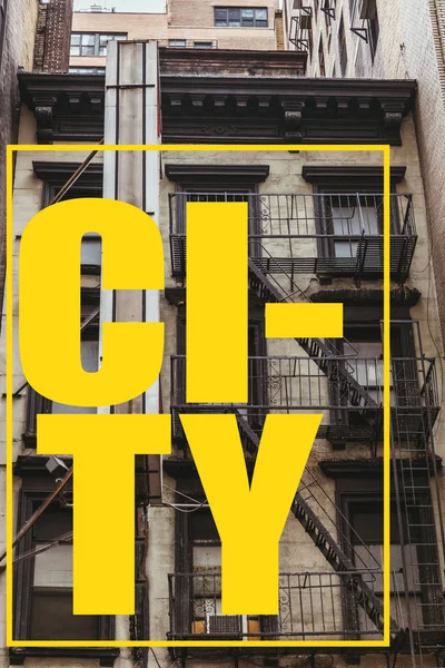 Stadtbild mit altem Gebäude in New York mit gelbem 