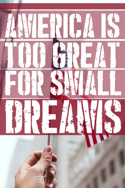 Schnappschuss eines Mannes mit amerikanischer Flagge in der Hand mit verschwommener New Yorker Stadtstraße im Hintergrund und 