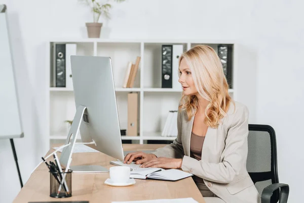 Schöne professionelle Geschäftsfrau arbeitet mit Desktop-Computer im Büro — Stockfoto