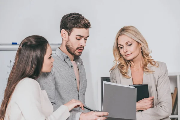 Colegas de negocios profesionales enfocados discutiendo documentos en la oficina - foto de stock