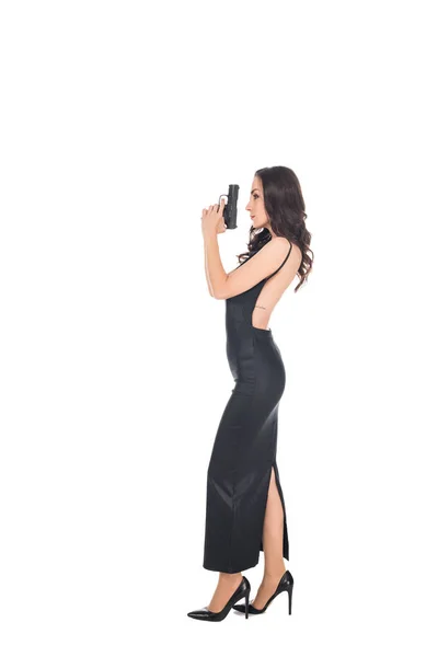 Belle meurtrière en robe noire tenant pistolet, isolée sur blanc — Photo de stock