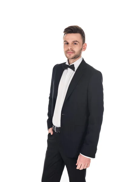 Bonito elegante homem posando em preto smoking e laço arco isolado no branco — Fotografia de Stock