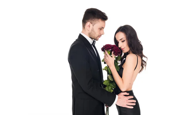 Casal macio em roupas pretas posando com rosas vermelhas no dia dos namorados, isolado no branco — Fotografia de Stock