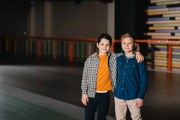 Focus selettivo del ragazzo sorridente che abbraccia un amico carino — Foto stock