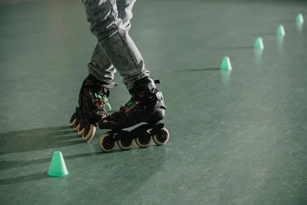 Vista ritagliata delle gambe dei bambini nei pattini a rotelle in posizione speciale — Foto stock