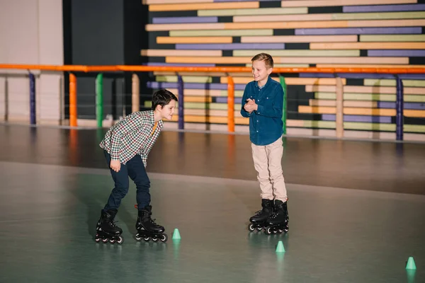 Roller meninos se divertindo enquanto treinando juntos — Fotografia de Stock