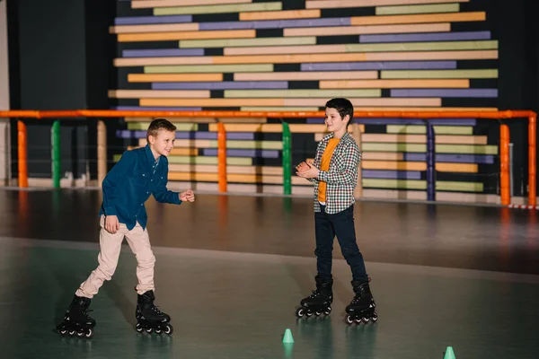 Teen roller boys laughing while training together — Stock Photo