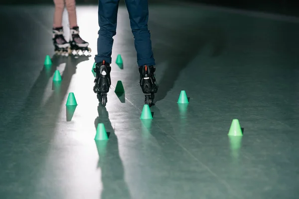Vue partielle des patineurs à roulettes de préadolescence s'entraînant ensemble — Photo de stock