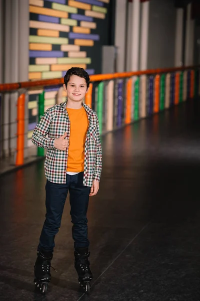 Roller skater en chemise à carreaux montrant pouce vers le haut — Photo de stock