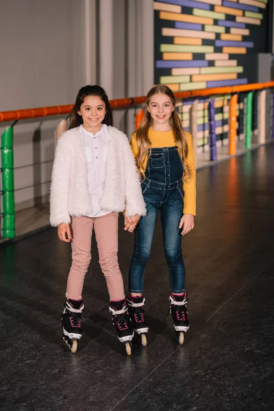 Tirador de longitud completa de patinadores cogidos de la mano - foto de stock