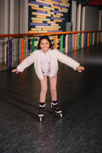 Patinaje patinador pequeño con sonrisa sincera - foto de stock