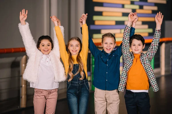 Grupo de crianças rindo e de mãos dadas — Fotografia de Stock