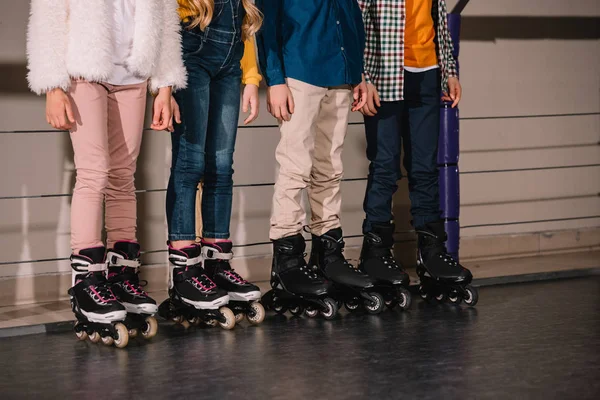 Vista parcial de crianças em patins posando na pista — Fotografia de Stock