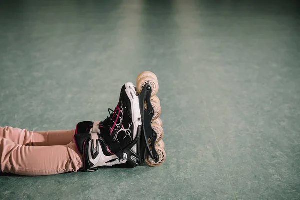 Обрізаний вид дитини в рожевих штанях і роликових ковзанах — стокове фото