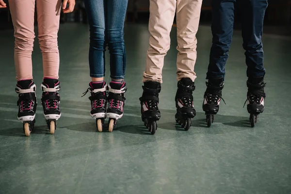 Обрізаний вид дитячої команди в роликових ковзанах — стокове фото