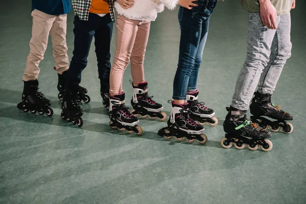Recorte de varios niños patinando en la pista de patinaje - foto de stock