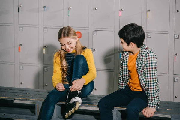 Kinder reden beim Anziehen von Rollschuhen — Stockfoto