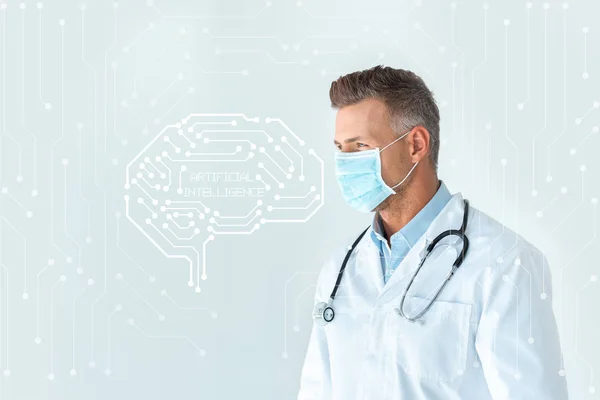 Schöner Arzt in medizinischer Maske, der isoliert auf weißem Hintergrund mit Gehirn-Schnittstelle und künstlicher Intelligenz-Schriftzug wegschaut — Stockfoto
