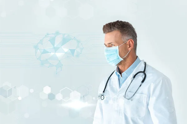Schöner Arzt in medizinischer Maske mit Blick auf Gehirn-Schnittstelle isoliert auf weiß — Stockfoto