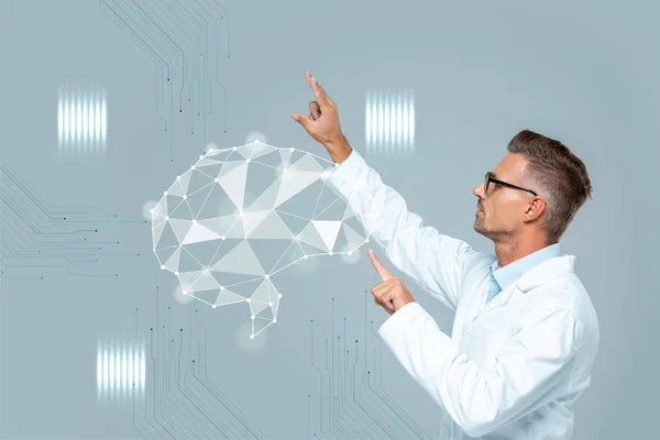 Vista laterale di bello scienziato in occhiali in movimento interfaccia cerebrale isolato su grigio, concetto di intelligenza artificiale — Foto stock
