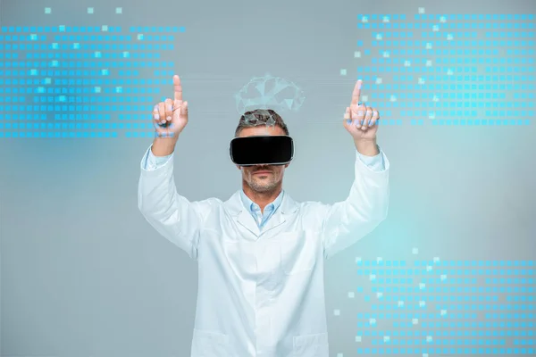 Científico en realidad virtual auriculares tocando interfaz médica con cerebro aislado en gris, concepto de inteligencia artificial - foto de stock