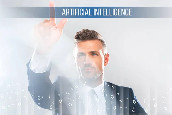 Schöner Geschäftsmann im Anzug mit Schriftzug künstlicher Intelligenz auf weißem Grund — Stockfoto