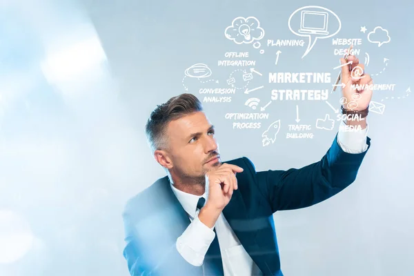 Gutaussehender Geschäftsmann zeichnet Marketingstrategie isoliert auf weißem, künstlichem Intelligenzkonzept — Stockfoto