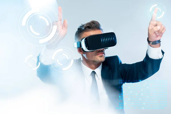 Empresário em realidade virtual headset tocando tecnologia de inovação isolado em branco, conceito de inteligência artificial — Fotografia de Stock