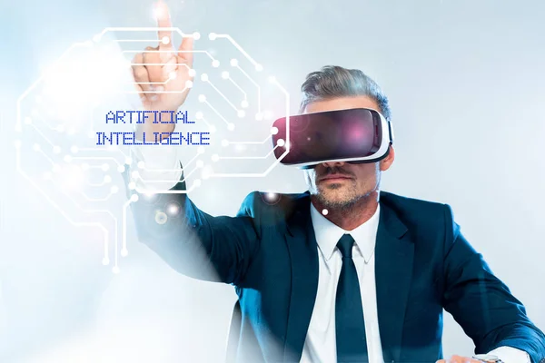 Uomo d'affari in realtà virtuale auricolare toccare cervello isolato su bianco, concetto di intelligenza artificiale — Stock Photo
