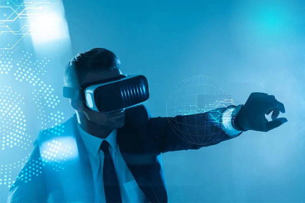 Hombre de negocios en realidad virtual auriculares aislados en azul, concepto de inteligencia artificial - foto de stock