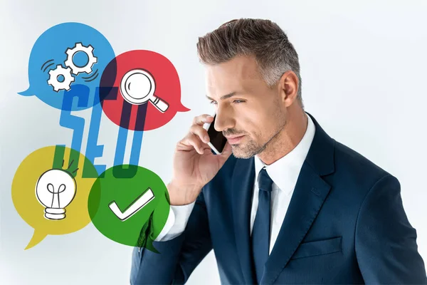 Retrato de hombre de negocios guapo hablando por teléfono inteligente aislado en blanco con iconos seo - foto de stock